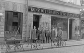 Personal utanför järnaffär, 1910-tal