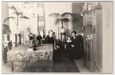 Familj i finrummet, 1930-tal