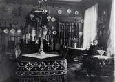 Kvinna i matsal på Stortorget 8, ca 1900