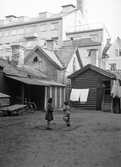 Bakgård på Gamla gatan , 1955 ca