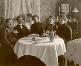 Grupp vid kaffebord i salen, 1910-tal