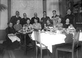 Grupp vid matbordet, ca 1910