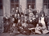 Skolklass utanför skola, 1890-tal