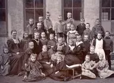 Skolklass utanför skola, 1890-tal