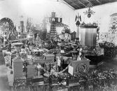 Symaskiner och blomsterurnor på Industri- och hemslöjdsutställning, 1883