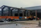 Loktraversen 'Färjan' installeras på Centralverkstäderna, Grev Rosengatan, 1980-1981