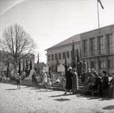 Första majfirande vid Borgholms stadshus. Allas rätt till allmän tilläggspension propagerades det för detta år.