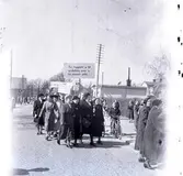Första majfirande i Borgholm. Blåsorkester med kör underhåller framför stadshuset.