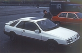 En vit Ford, 1984
