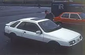 En vit Ford, 1984