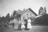 Kvinna med barn framför hus i Kilsmo, 1940-tal