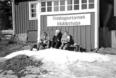 Medlemmar utanför frisksportarnas klubbstuga i Grythyttan, 1990-tal