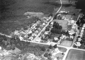 Flygfoto över Kilsmo samhälle från söder, 1958