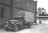 Lastbil lastad med glödlampor vid hamnen, 1940-tal