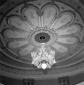 Takkrona och stuckatur i gamla teatern, 1960-tal