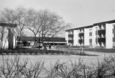 Bokbussen parkerad vid centrum i Oxhagen, 1960-tal