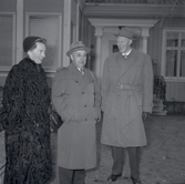 Bild tagen i samband med flyktingar kom ifrån Ungern 1956. Två män och en kvinna vid en förläggning. Hösten 56 - våren 57.