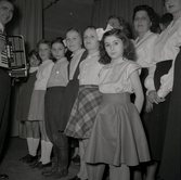 Bild tagen i samband med flyktingar ifrån Ungern 1956. En grupp barn och en man med dragspel och en kvinna i bakgrunden förmodligen i Godtemplargården i Borgholm.