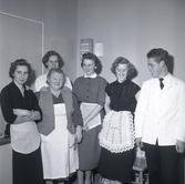 Gruppfoto i Gärdslösa kommungård (förut ålderdomshem). Servispersonal, den äldre damen troligenkallskänka.