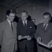 Färghandlare Erik Johansson med två personer ifrån troligtvis Filadelfiakyrkan.