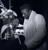 Boxaren Floyd Pattersson tilldelas blombukett.