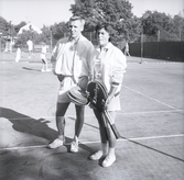 Två personer vid tennisbanan 1958. Namn som medföljde bild: J E Lundkvist och Bengt Axelsson.
