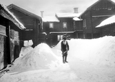 Snöskottning på gård på Kyrkogårdsgatan, 1924
