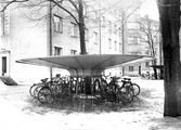 Cykelställ vid Nämndhuset, 1960-tal