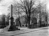 Staty Obelisken framför slottet 1940-tal