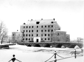 Svartån islagd framför Slottet och kanslibron, 1890-tal