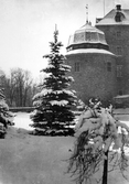 Snöig gran framför Örebro slott, 1920-tal