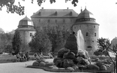 Statyn Befriaren i Centralparken framför Örebro slott, 1920-tal