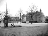 Telefonkiosk på järntorget framför Örebro slott, 1950 ca
