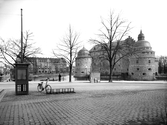 Telefonkiosk på järntorget framför Örebro slott, 1950 ca