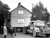 Man på taket vid flyttning av hus, 1955