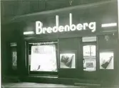 Västerås, Vasagatan 14.
Bredenbergs damkonfektion, skyltfönster. C:a 1960-talet.
