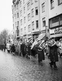 Musikkår på Första Maj-tåg, 1951