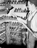 Man slår ner pålar i golv, 1950-tal