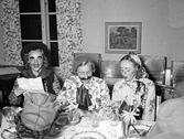 Tre deltagare på möhippa på Kanalträdgården, 1953-09-15