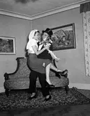 Brudpar på möhippa på Kanalträdgården, 1953-09-15