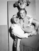 Sjörövare med sin signorita på möhippa på Kanalträdgården, 1953-09-15