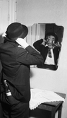 En spegelbild på möhippa på Kanalträdgården, 1953-09-15