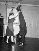 Gymnastik på möhippa på Kanalträdgården, 1953-09-15