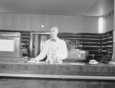 Apotekare vid disken på Apoteket Hjorten, 1954