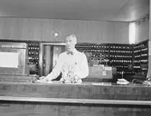 Apotekare vid disken på Apoteket Hjorten, 1954