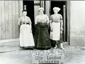 Västerås, Vasagatan 10.
Tre kvinnor utanför Otto Lundius bageri, c:a 1920-tal.