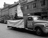 Lastbil kör i In Statu-tåget, 1952-05-01