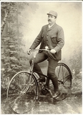 Västerås, Sturegatan.
Porträttfoto. Fabrikör Lars Uppling på cykel. C:a 1895-1900.