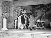 Skådespelare i Thespis på scen i Hennes lilla Majestät, juni 1954