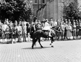 Flicka på häst på Barnens dag, juni 1953